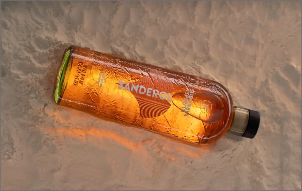 Sanderol Flasche auf Sand Untergrund
