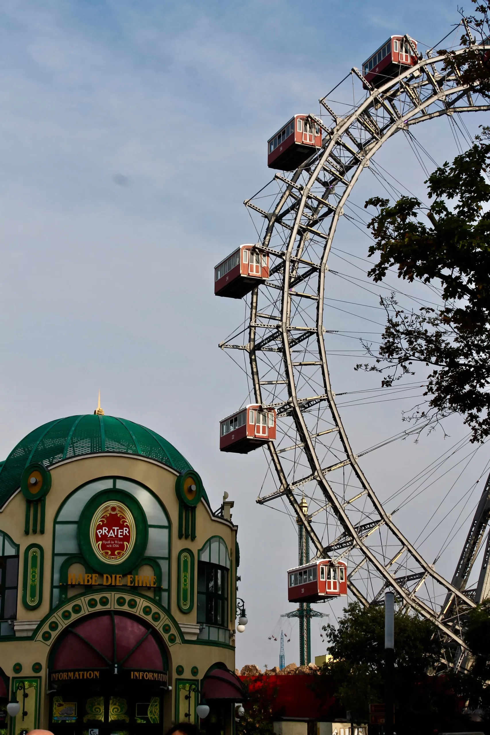 Foto vom Eingang des Prater Wiens mit Blick auf das Riesenrad