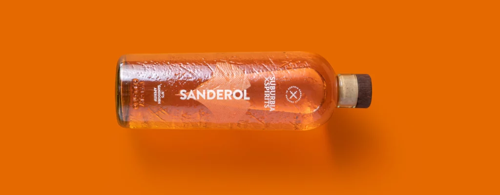Suburbia Spirits Sanderol Produktfoto. Flasche auf orangen Hintergrund