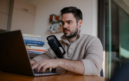 Person bei der Aufnahme eines Podcast