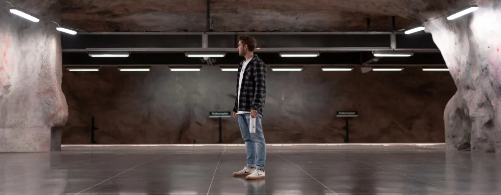 Imagefoto junger Mann mit einer Bluewater Bottles in der Metro Stockholm in Schweden