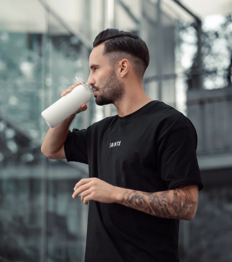 Portraitfoto Mann beim trinken aus einer Bluewater Flasche