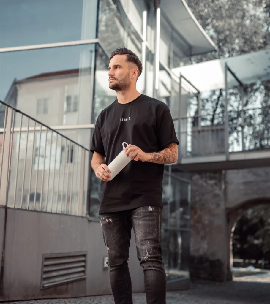 Portraitfoto Mann mit einer Bluewater Flasche