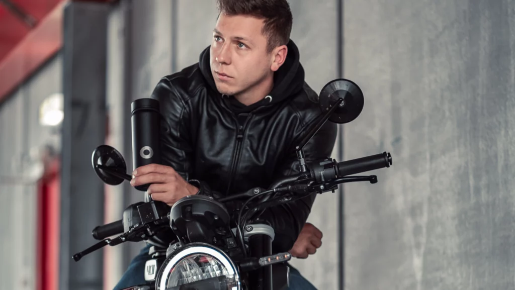Closeup Portrait von einem Mann auf einem Motorrad