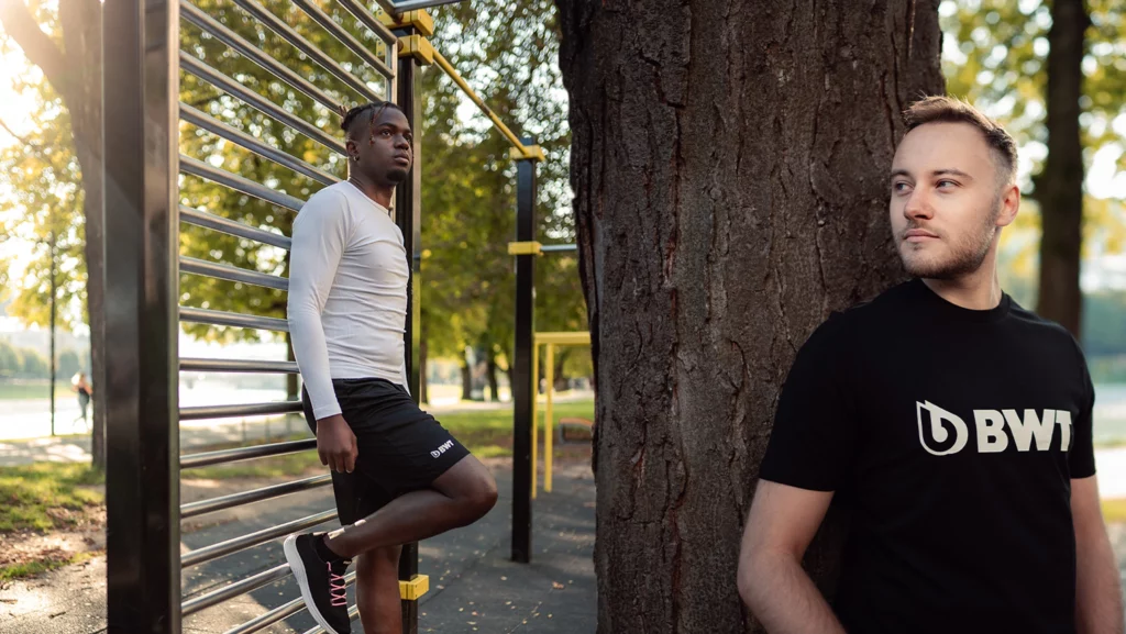 Sportfotografie von zwei Männern in dunklem und weißen T-Shirts