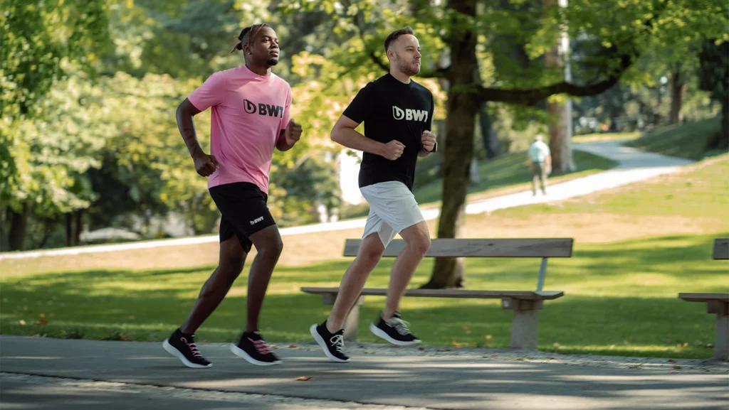 Sportfoto von zwei männlichen Läufern in Salzburg im Park