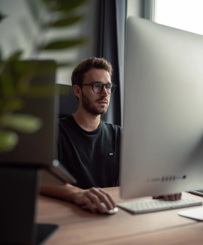 Outbreak Media Werbeagentur Mitarbeiter vor iMac am Standort in Wels