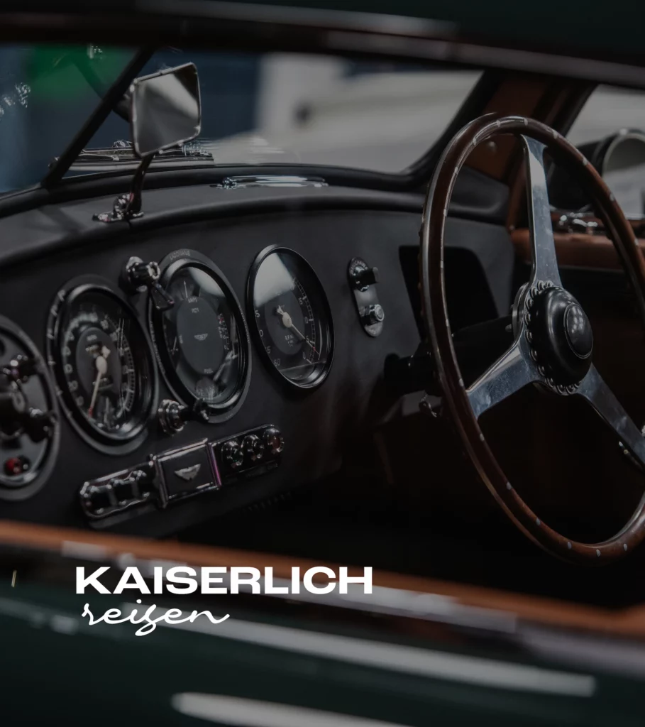 Imagefoto der Kaiser Classic Veranstaltung in Ellmau. Das Bild zeigt ein Close-Up eines Lenkrades von Oldtimern.