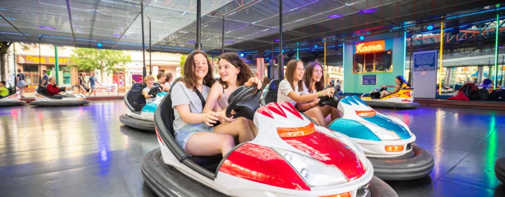 Foto von Monsieur Sky aus dem Prater zu sehen sind Kinder beim Autodrom fahren.