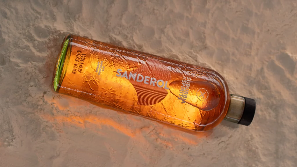 Imagefotografie der Sanderol Flasche auf Sand hinterleuchtet mit Licht