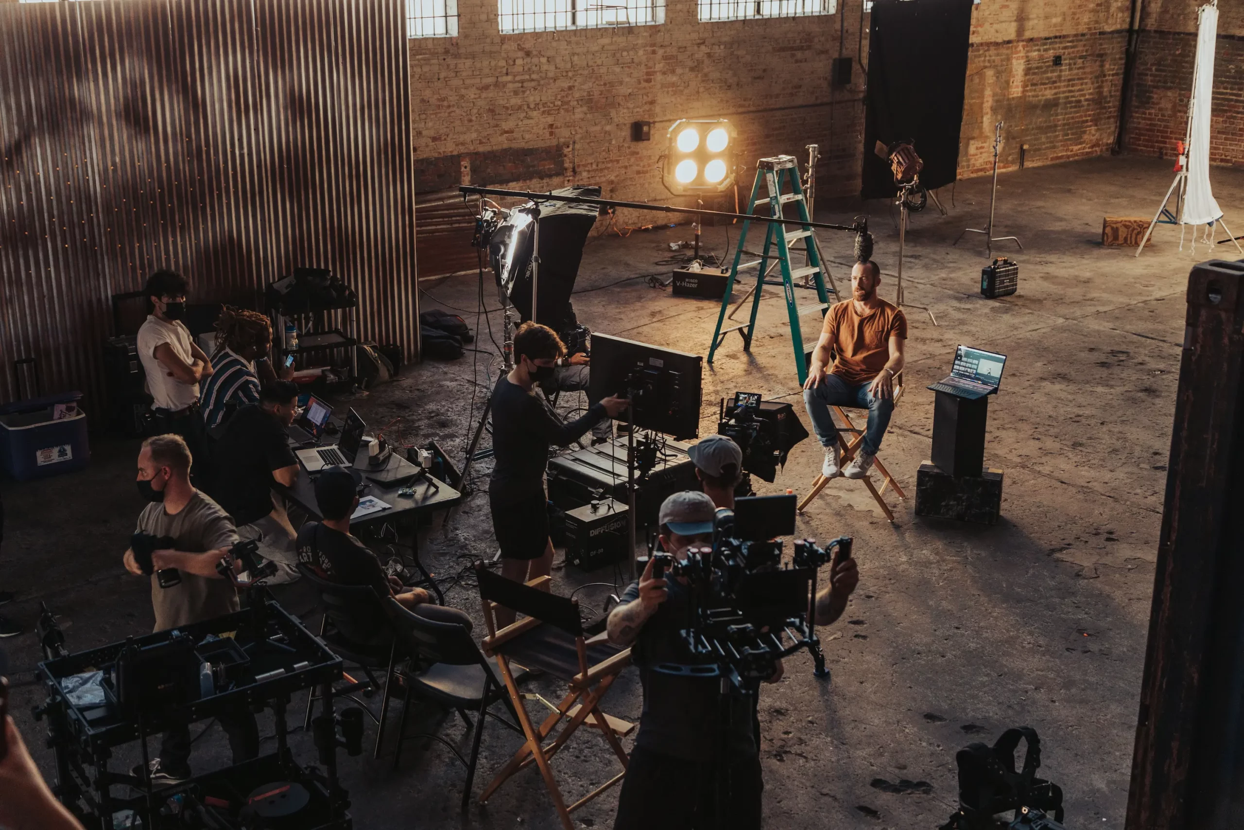 Filmcrew während einer Produktion in einer Halle. Visualisierung für den Blog Beitrag Videomarketing.