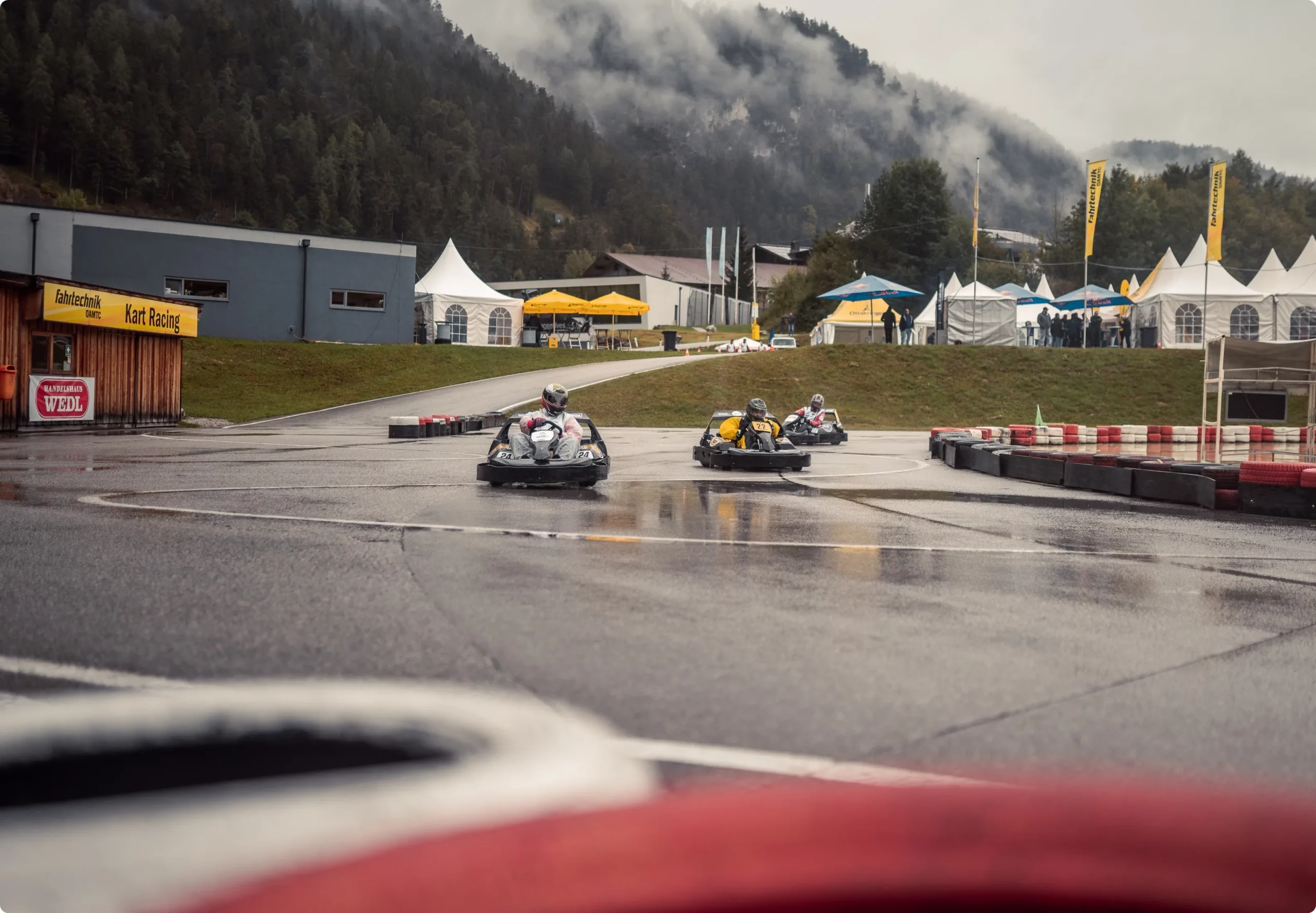 GoKarts auf der Artofcart Rennstrecke in Saalfelden