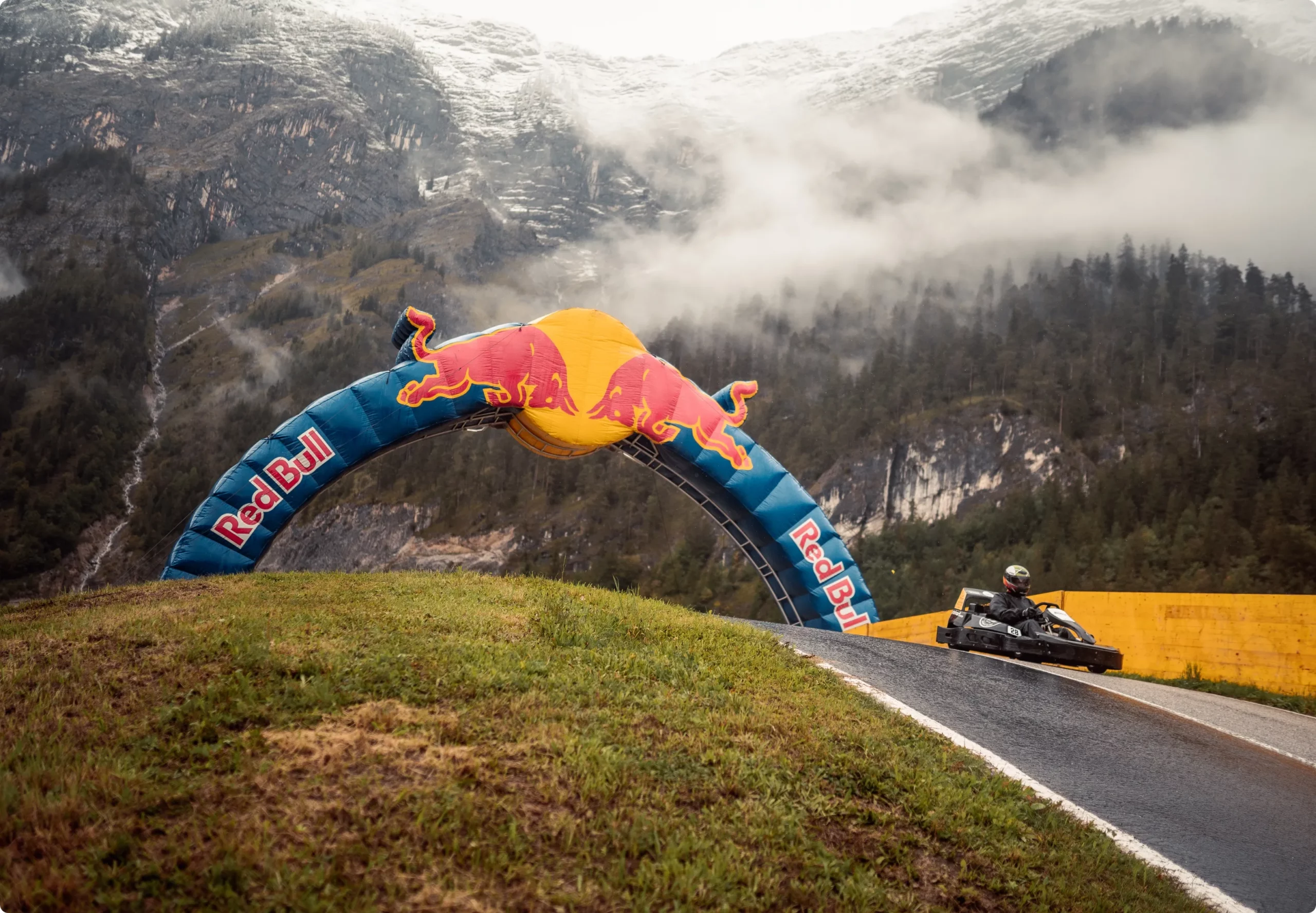 GoKart auf der Artofcart Rennstrecke in Saalfelden. RedBull Bogen im Hintergrund