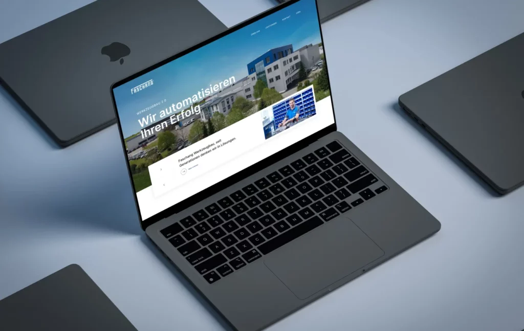 Visualisierung eines Macbooks mit der Homepage der neuen Faschang Werkzeugbau Website