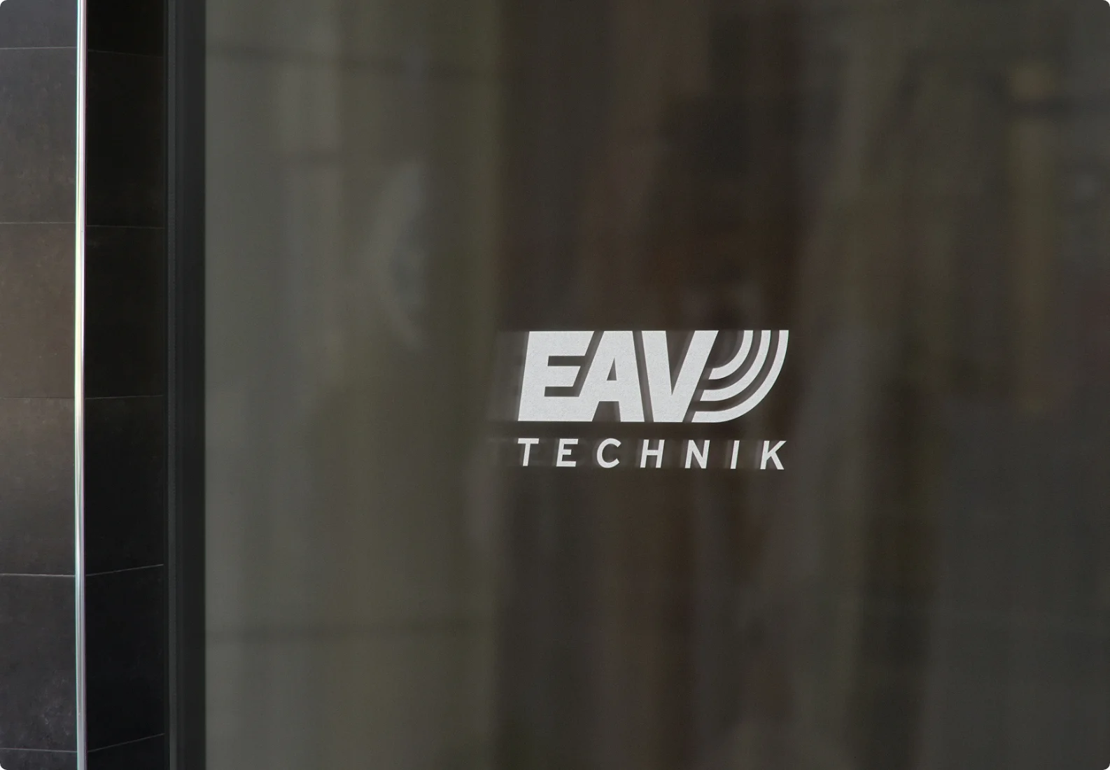 EAVtechnik Logo Visualisierung auf Glas