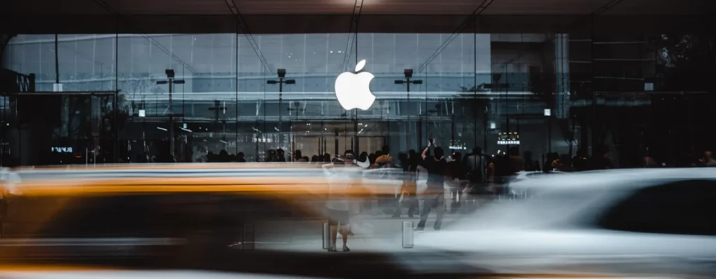 Unsplash Bild von einem Apple Store. Das Logo ist auf dem Gebäude im Mittelpunkt