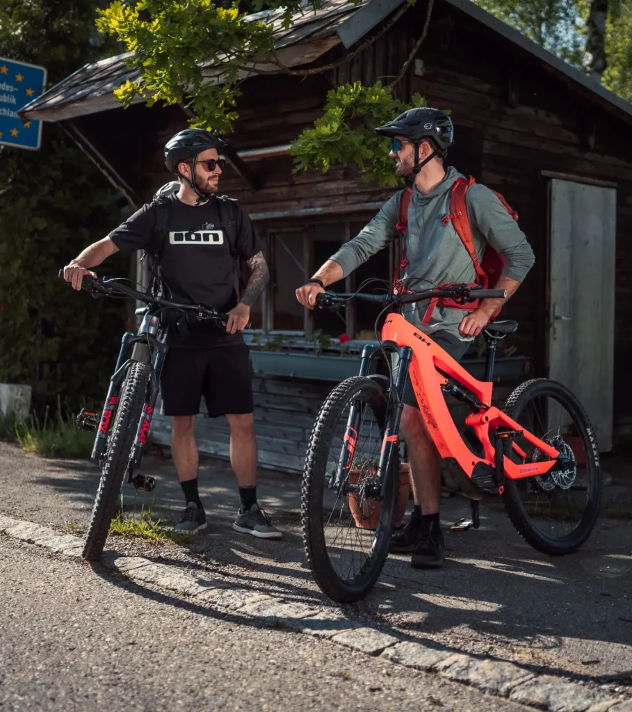 2 Mountainbiker machen eine Pause während der Granit Bierrunde